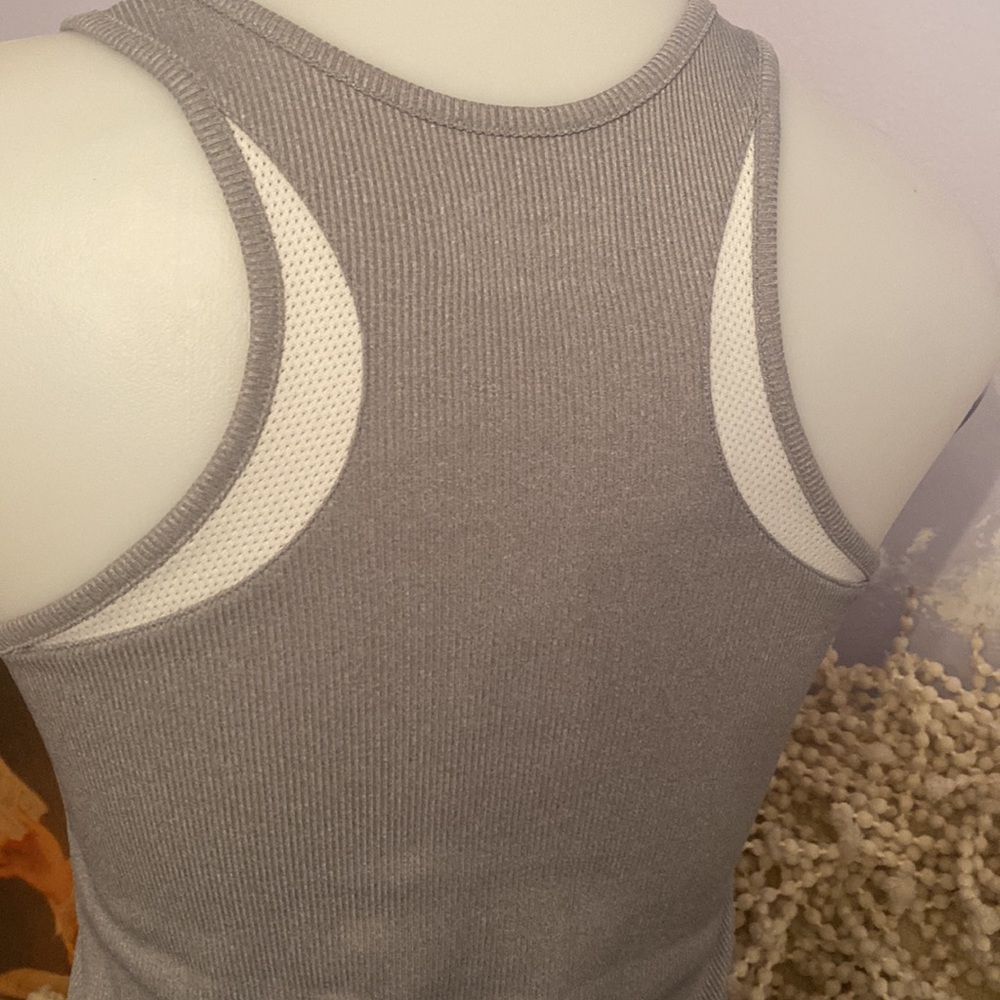 Tank top size medium - Picture 4 of 5
